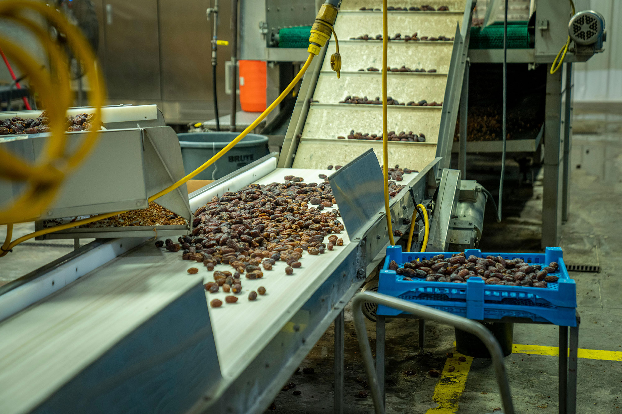 Food processing conveyor belts using dry-run bushings and bearings.