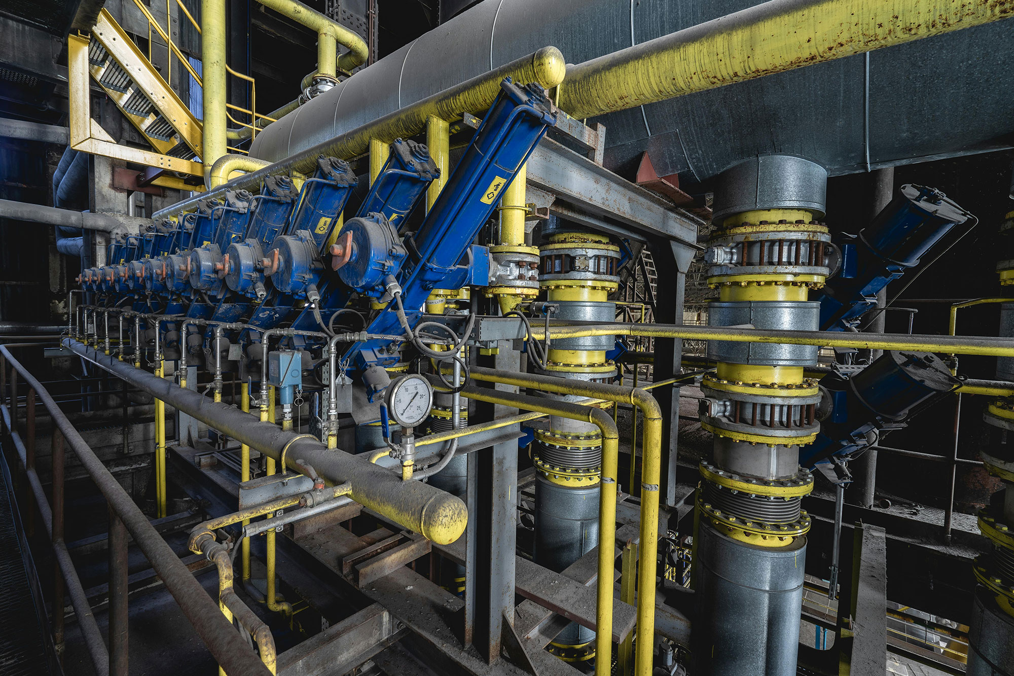 Complex hydraulics using dry-run composite bearings.