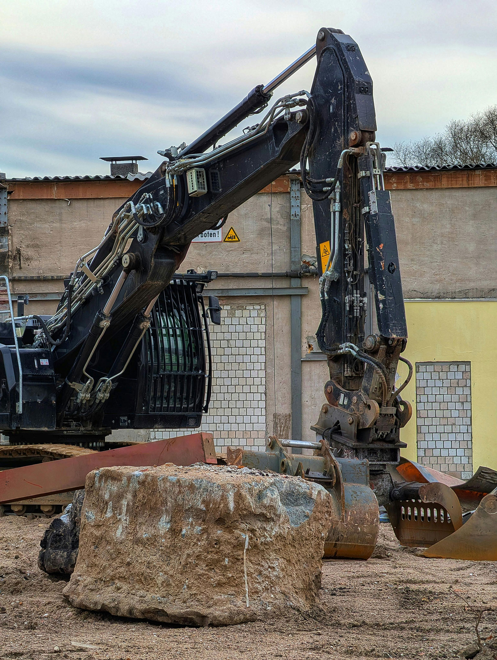 pexels-talal-34891691 Equipment in harsh conditions using dry-run bushings.